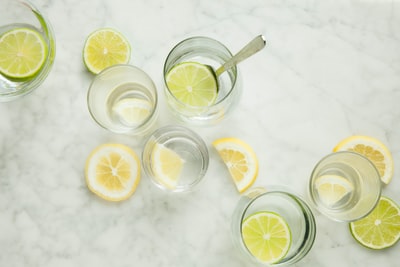 柠檬片放在透明的玻璃杯上